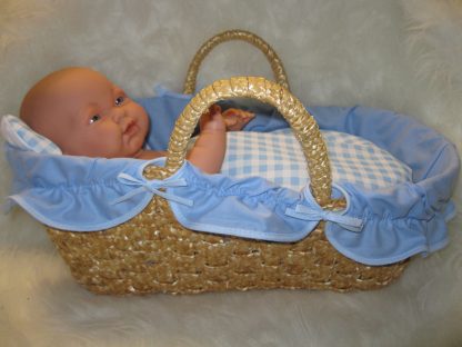 HU58a Poppenreiswieg reiswieg mand model middel met bekleding blauw wit geruite stof - Afbeelding 6