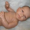 ADK1g Levensechte Babypop Newborn Jongen fullbody blank 52 cm in luier mutsje en slofjes - Afbeelding 5