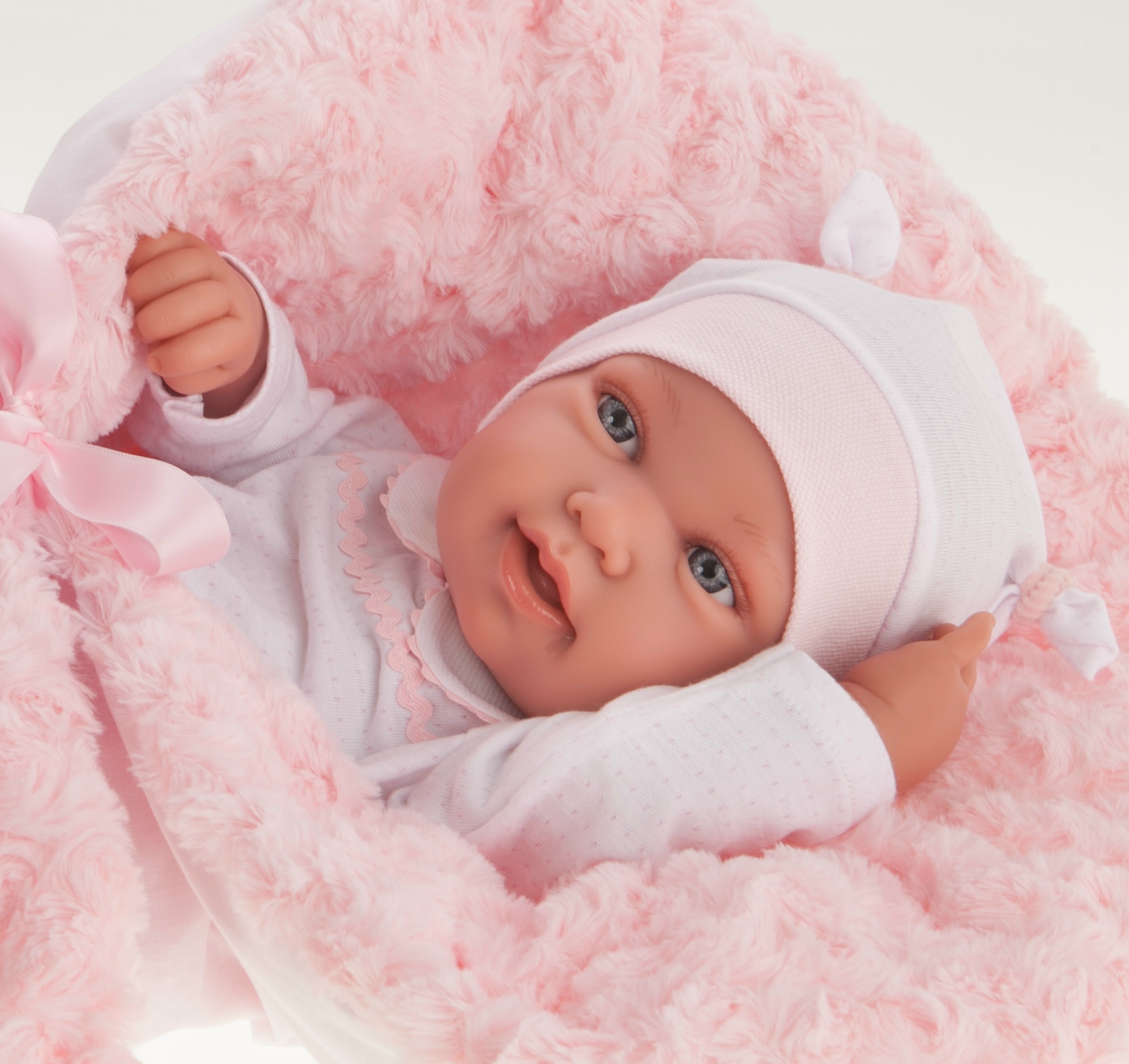 AJ03a Antonio levensechte babypop meisje glimlachend met kleding deken en speen 43 cm – Selintoys