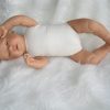 AD7d Levensechte Babypop soft body Lisa met slaapogen kleding en speen 52 cm - Afbeelding 21