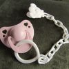 Speen roze met speenketting voor babypoppen - zie omschrijving tekst !