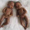 L30 Llorens levensechte babypop tweeling fullbody donker jongen en meisje inclusief speen 45 cm - Afbeelding 7