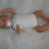 AD9d Levensechte Babypop Leoni softbody bruine ogen in 2 delig setje wit en speen 52 cm - Afbeelding 24