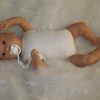 AD9d Levensechte Babypop Leoni softbody bruine ogen in 2 delig setje wit en speen 52 cm - Afbeelding 10