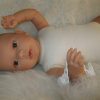 AD9d Levensechte Babypop Leoni softbody bruine ogen in 2 delig setje wit en speen 52 cm - Afbeelding 14