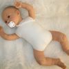 AD9d Levensechte Babypop Leoni softbody bruine ogen in 2 delig setje wit en speen 52 cm - Afbeelding 23