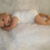 AD9d Levensechte Babypop Leoni softbody bruine ogen in 2 delig setje wit en speen 52 cm - Afbeelding 9