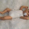 AD9d Levensechte Babypop Leoni softbody bruine ogen in 2 delig setje wit en speen 52 cm - Afbeelding 22