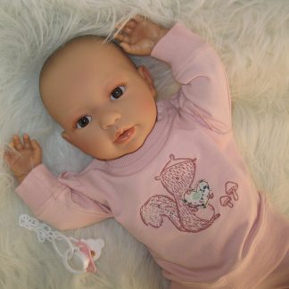 L00b Llorens Levensechte Babypop Meisje Fullbody Met Kleding En Ligkussen 40 Cm