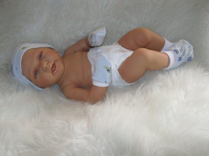 ADK1 Levensechte Babypop Newborn Jongen fullbody blank 52 cm in luier mutsje en slofjes - Afbeelding 7