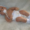 ADK0 Levensechte Babypop Newborn Jongen fullbody blank 52 cm in luier mutsje slofjes en speen - Afbeelding 2