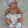 ADK0 Levensechte Babypop Newborn Jongen fullbody blank 52 cm in luier mutsje slofjes en speen - Afbeelding 3