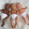 P08a Levensechte Babypop Newborn Jongen donker slapend met kleding 52 cm - Afbeelding 11