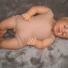 P13a Grote Babypop soft body getint  60 cm in roze kleding en speen - Afbeelding 16