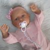 AD8a Levensechte Babypop Kristina soft body blauwe ogen in roze set met speen 52 cm - Afbeelding 2