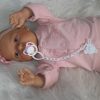 AD8a Levensechte Babypop Kristina soft body blauwe ogen in roze set met speen 52 cm - Afbeelding 4