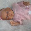 AD8a Levensechte Babypop Kristina soft body blauwe ogen in roze set met speen 52 cm - Afbeelding 6