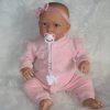 AD8a Levensechte Babypop Kristina soft body blauwe ogen in roze set met speen 52 cm