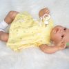AD8e Levensechte Babypop Kristina softbody bruine ogen in geel gebloemd en speen 52 cm - Afbeelding 12
