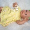 AD8e Levensechte Babypop Kristina softbody bruine ogen in geel gebloemd en speen 52 cm - Afbeelding 5