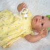 AD8e Levensechte Babypop Kristina softbody bruine ogen in geel gebloemd en speen 52 cm - Afbeelding 24
