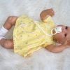 AD8e Levensechte Babypop Kristina softbody bruine ogen in geel gebloemd en speen 52 cm - Afbeelding 6