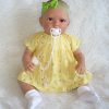 AD8e Levensechte Babypop Kristina softbody bruine ogen in geel gebloemd en speen 52 cm - Afbeelding 14