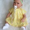 AD8e Levensechte Babypop Kristina softbody bruine ogen in geel gebloemd en speen 52 cm - Afbeelding 3