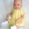 AD8e Levensechte Babypop Kristina softbody bruine ogen in geel gebloemd en speen 52 cm - Afbeelding 4
