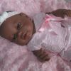 SB02 Berbesa fullbody babypop meisje donker met kleding en kussen 42 cm