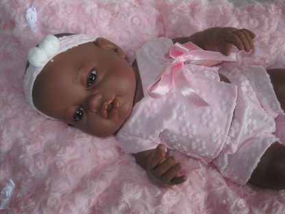 SB02 Berbesa fullbody babypop meisje donker met kleding en kussen 42 cm