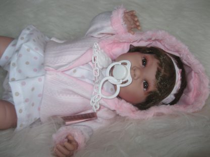 SB12a Berbesa soft body babypop met bruin haar met geluid en kleding en speen 42 cm - Afbeelding 5