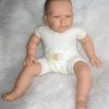 AD5h Levensechte Babypop soft body pop Roy in velours pakje lichtblauw 53 cm - Afbeelding 12