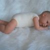 AD7l Levensechte Babypop softbody Lara met blauwe ogen met romper en speen - Afbeelding 13