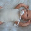 AD7l Levensechte Babypop softbody Lara met blauwe ogen met romper en speen - Afbeelding 6
