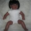 SB36b Berbesa soft body pop donker met lang zwart haar met kleding en speen 62 cm - Afbeelding 14