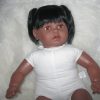 SB36b Berbesa soft body pop donker met lang zwart haar met kleding en speen 62 cm - Afbeelding 12