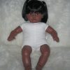 SB36b Berbesa soft body pop donker met lang zwart haar met kleding en speen 62 cm - Afbeelding 11