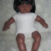 SB36b Berbesa soft body pop donker met lang zwart haar met kleding en speen 62 cm - Afbeelding 8