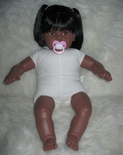 SB36 Berbesa soft body pop donker met lang zwart haar met kleding en speen 62 cm - Afbeelding 9