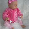AD8c Levensechte Babypop Kristina soft body blauwe ogen met roze kleding en speen 52 cm - Afbeelding 3