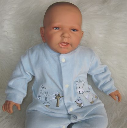 AD5h Levensechte Babypop soft body pop Roy in velours pakje lichtblauw 53 cm - Afbeelding 3