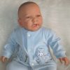 AD5h Levensechte Babypop soft body pop Roy in velours pakje lichtblauw 53 cm