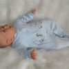 AD5h Levensechte Babypop soft body pop Roy in velours pakje lichtblauw 53 cm - Afbeelding 11