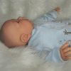 AD5h Levensechte Babypop soft body pop Roy in velours pakje lichtblauw 53 cm - Afbeelding 15