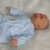 AD5h Levensechte Babypop soft body pop Roy in velours pakje lichtblauw 53 cm - Afbeelding 16