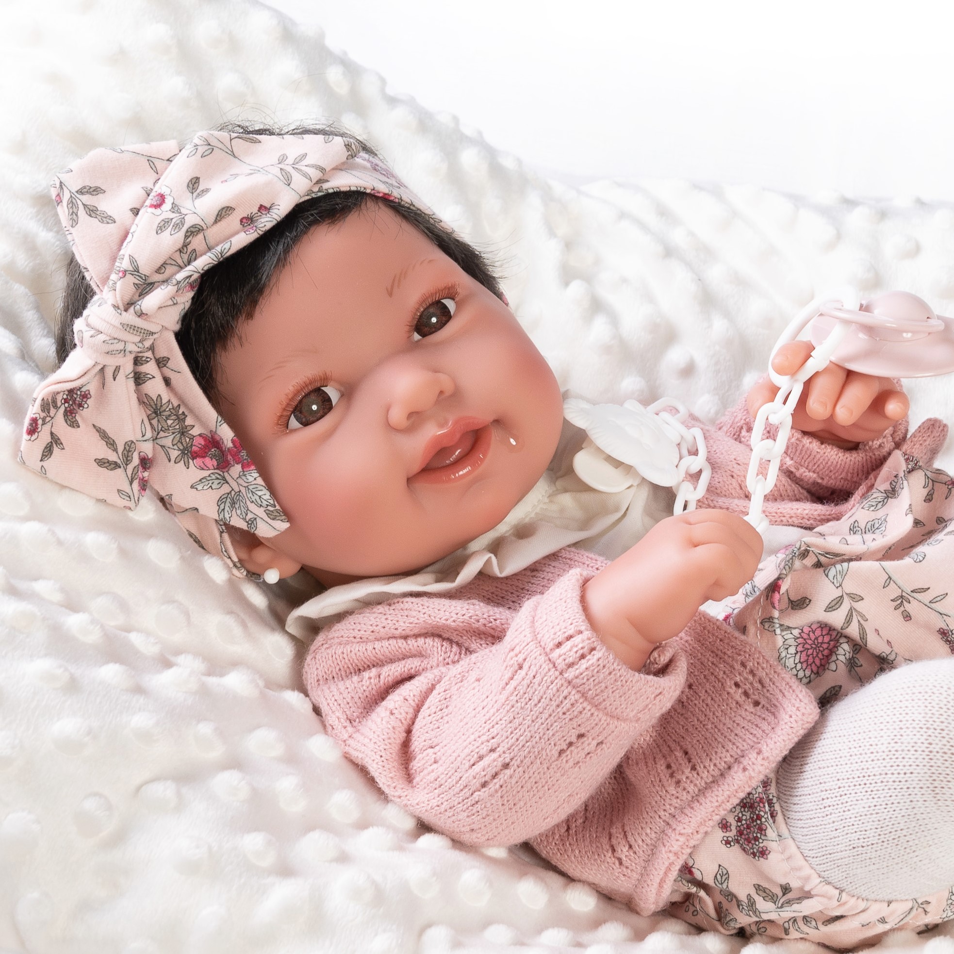AJ07 Antonio Juan levensechte babypop met haar fullbody kleding en speen 43 cm – Selintoys