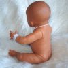 PD07d Babypop Duimelotje Meisje getint met kleding en speen 42 cm - Afbeelding 14