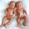 PD07d Babypop Duimelotje Meisje getint met kleding en speen 42 cm - Afbeelding 11