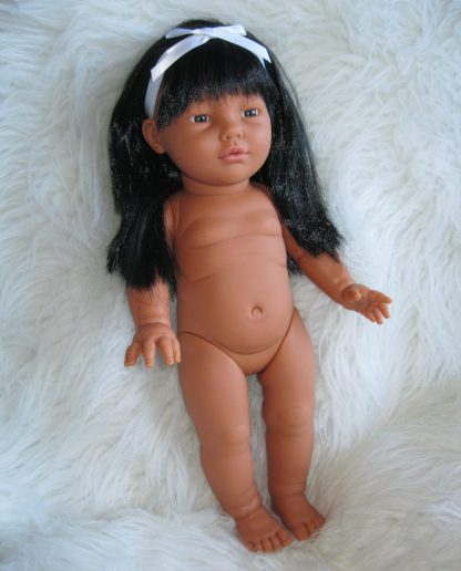 PD09b Pop full body Meisje getint met lang haar 43 cm - Afbeelding 4